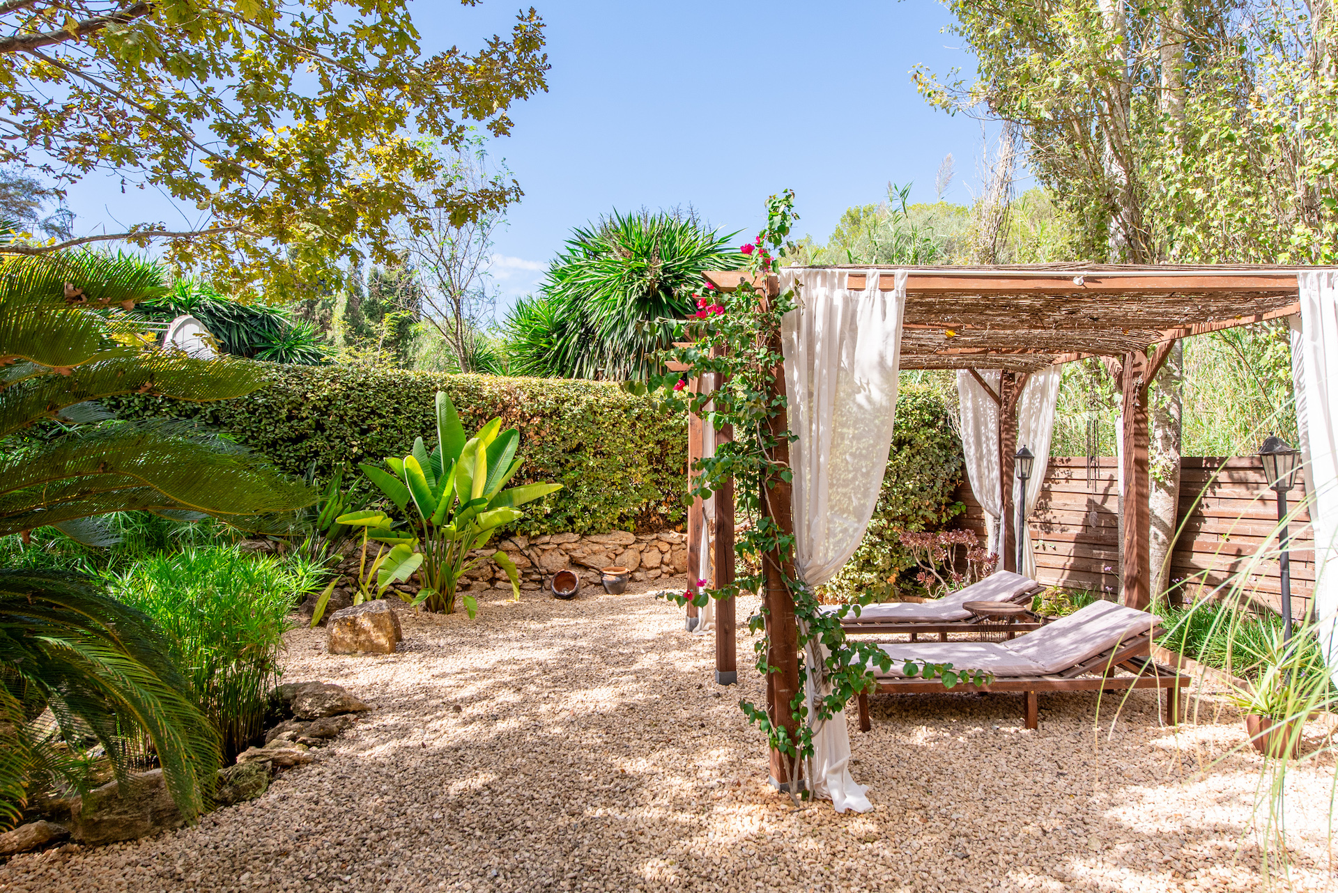 Resa Estates vastgoed te koop Ibiza Geraldine finca san lorenzo noorden lounge garden .jpg